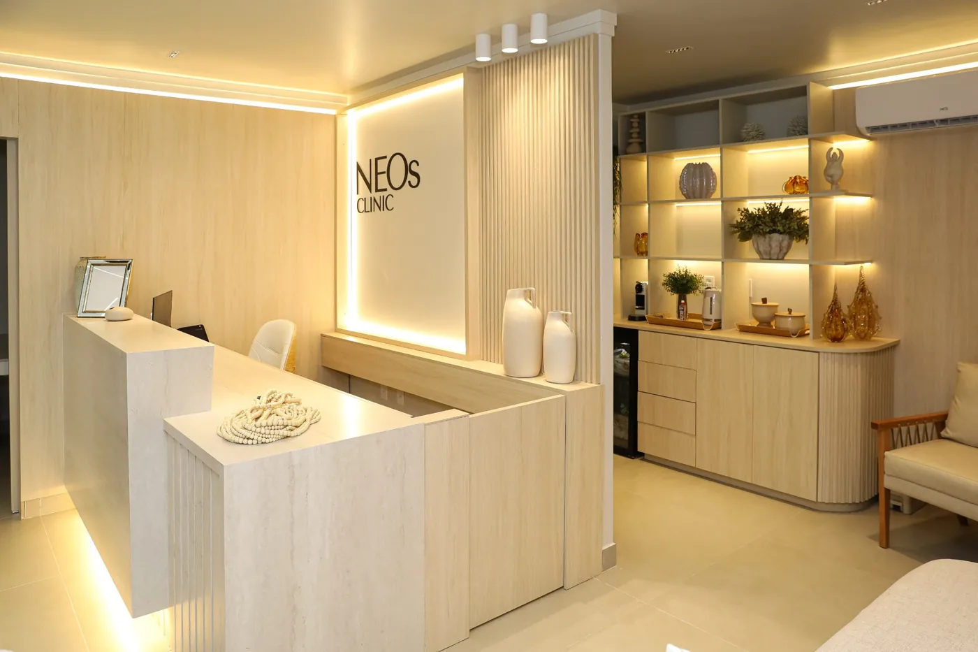 Recepção da NEOs Clinic, ambiente acolhedor e sofisticado